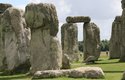 Stonehenge v Británii. Asi nejslavnější megalitická stavba světa. Dodnes není úplně jasné, jak pravěcí lidé tyto obrovské kameny dopravili na místo a poté je ještě zvedli.