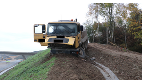 Nešika se chtěl projet stavebním strojem. Boural, a škoda je 750 tisíc.