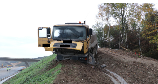 Nešika se chtěl projet stavebním strojem. Boural, a škoda je 750 tisíc.