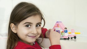 Lego pro holky je podle sedmileté Charlotte nuda. Dívky jen sedí doma, nakupují, jsou na pláži a nemají co na práci, zatímco kluci prožívají různá dobrodružství