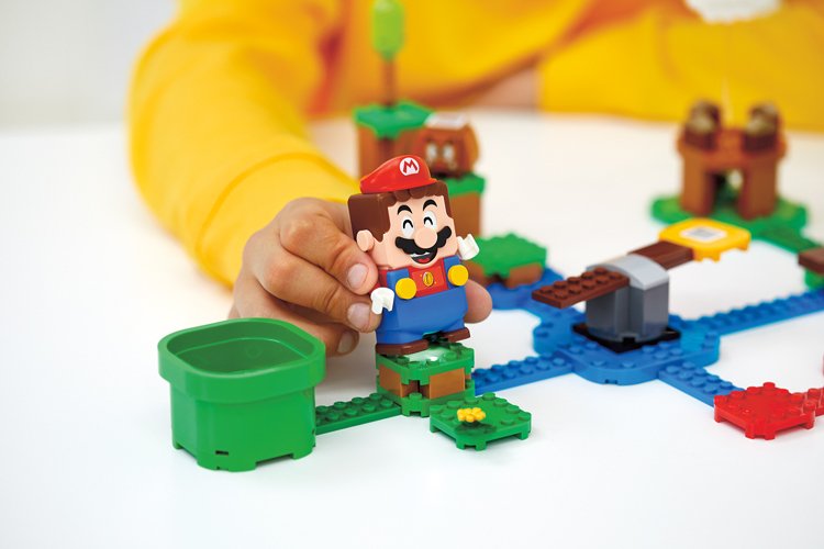 Stavebnice LEGO Super Mario: Displej na hrudi figurky zobrazuje informace, oči a pusa tvoří grimasy