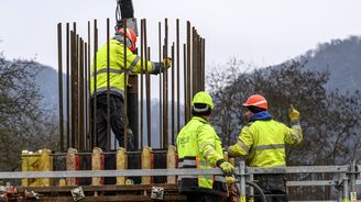 Trumpova válka zdražila českým stavařům nejen asfalt, izolace, chemii, trubky, ale i beton Trumpova válka zdražila českým stavařům nejen asfalt, izolace, chemii, trubky, ale i beton