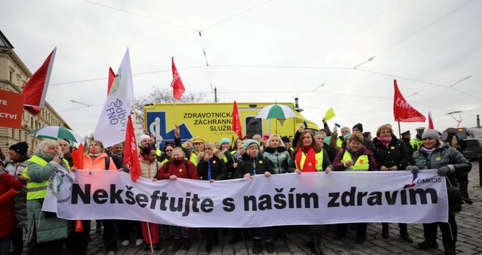 Stávka v Česku ONLINE: Největší školní protest od roku 1989. Tisíce lidí jdou Prahou