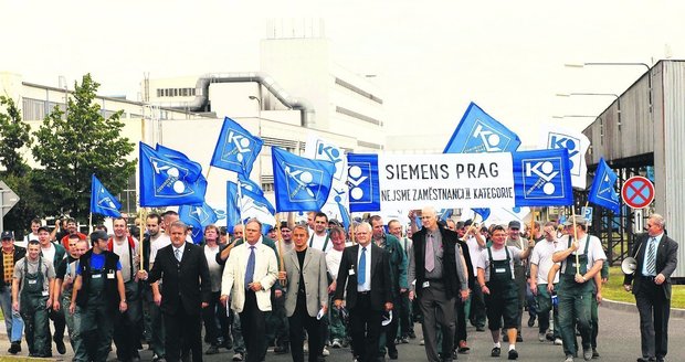 Sedm set zaměstnanců Siemensu a odborářů včera protestovalo proti prodeji zličínské fabriky