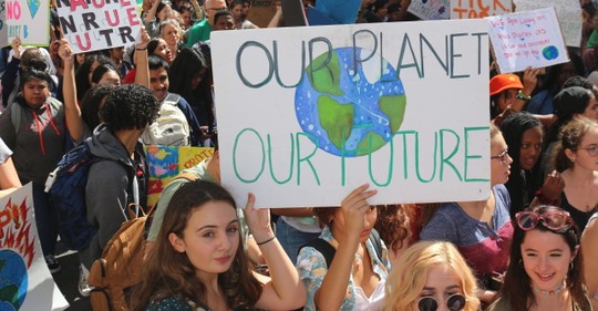 Páteční celosvětové klimatické stávky se zúčastnily 4 miliony lidí ve 163 zemích, uvedla Greta Thunbergová