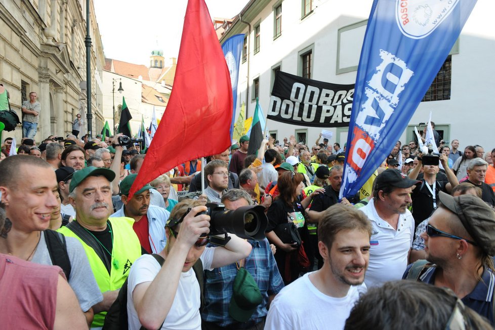 Proti Kalouskovi se ozývalo spousta nadávek a urážek z celého davu zúčastněných