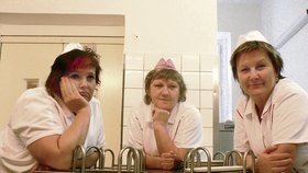 Chtějí jim sáhnout na platy, a tak kuchařky (zleva) Vlasta Rajtrová, Růžena Vysocká a Eva Šnoblová ze školní jídelny K Zátiší v Příbrami dnes zůstanou doma