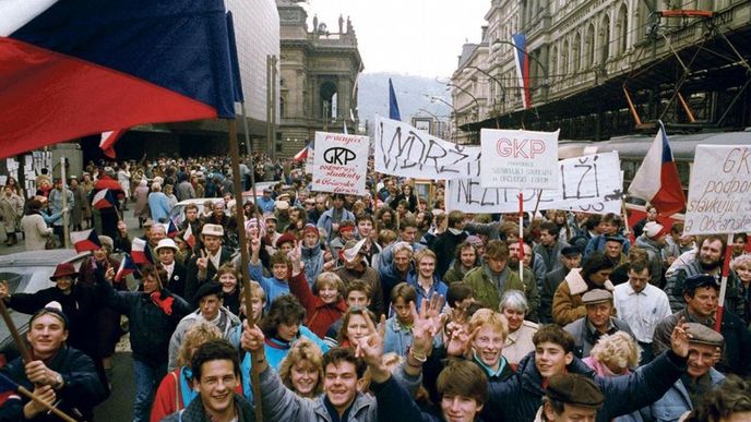 Stávka. Lidé v Praze během dvouhodinové celostátní generální stávky 27. 11. 1989 žádali „konec vlády
jedné strany“