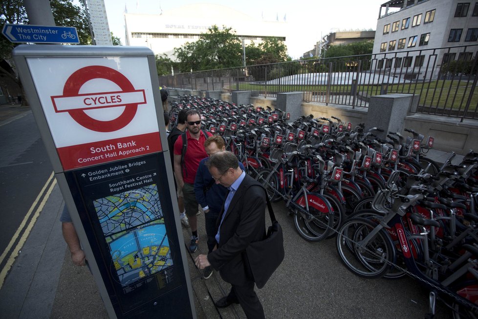 Londýnskou dopravu ochromila stávka metra. Lidé se snažili přepravit i na kolech.