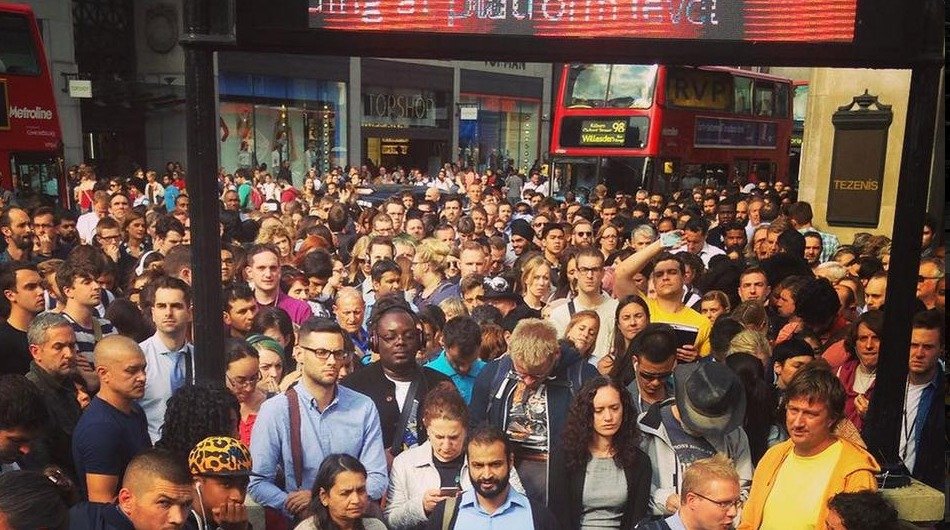 Londýnskou dopravu ochromila stávka metra. Takto to vypadalo na Oxford Circus.
