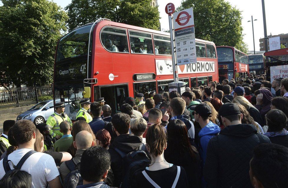 Londýnskou dopravu ochromila stávka metra. Autobusy nestíhaly pojmout přívaly cestujících.