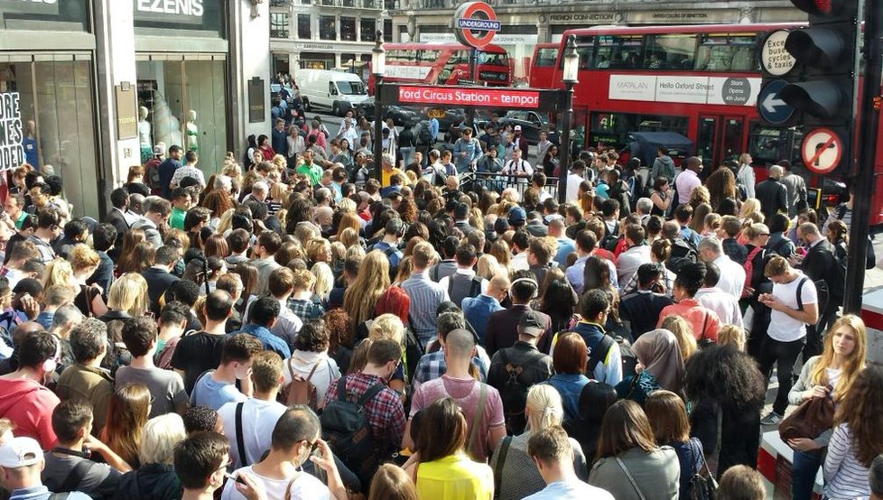 Londýnskou dopravu ochromila stávka metra. Takto to vypadalo na Oxford Circus.