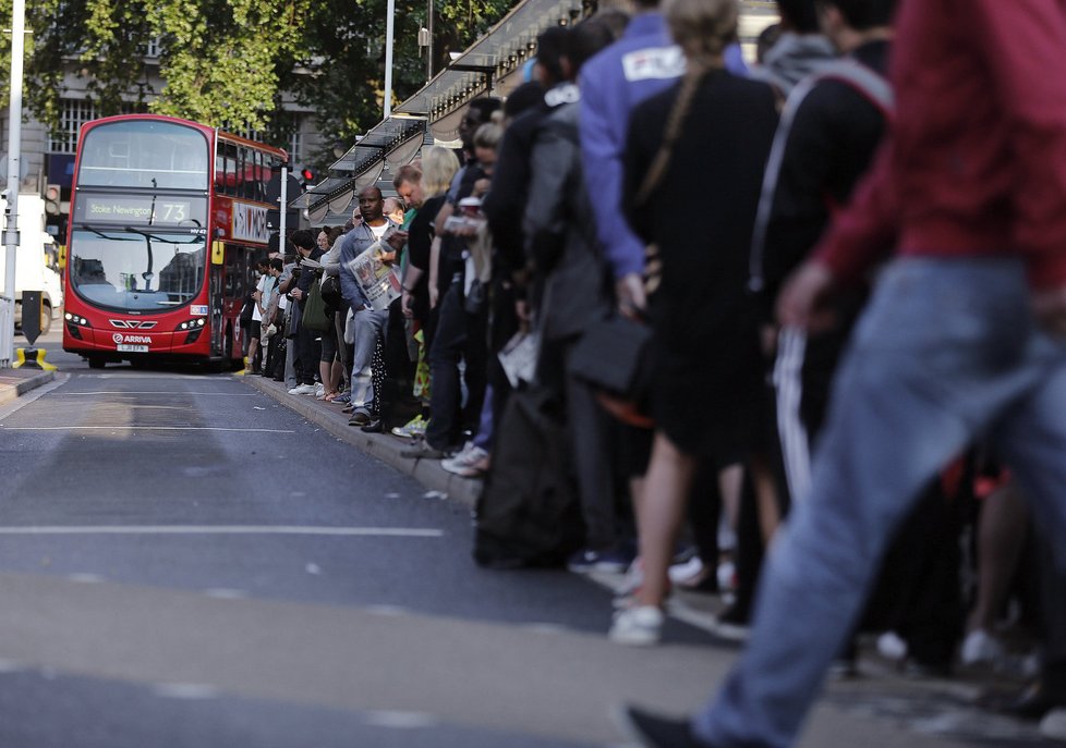 Londýnskou dopravu ochromila stávka metra. Autobusy nestíhaly pojmout přívaly cestujících.