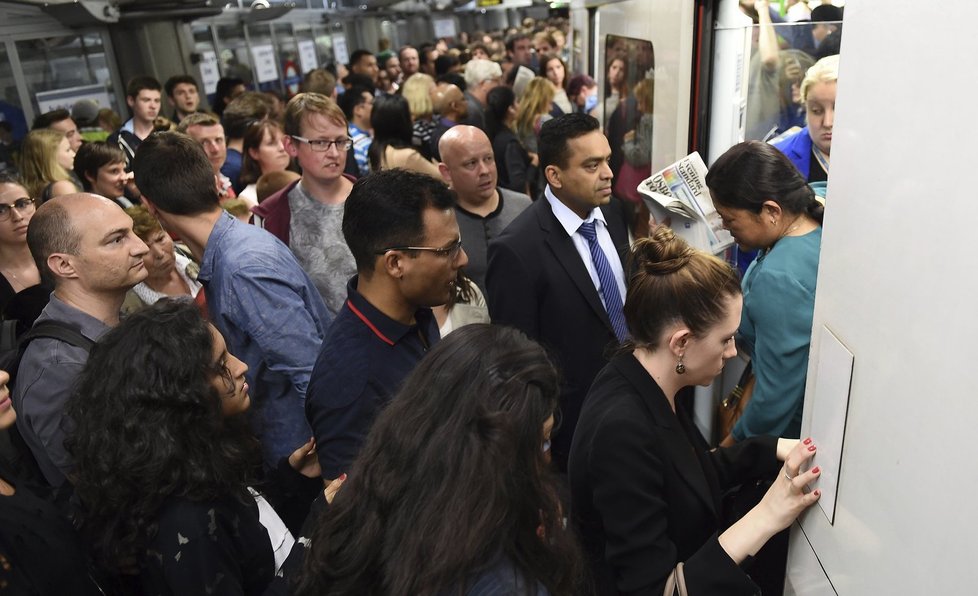 Tisíce lidí se ve středu snažily dostat domů ještě před uzavřením metra.