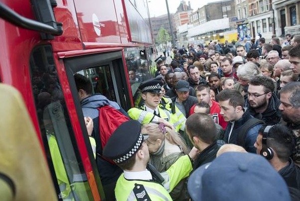 Lidé se zoufale tlačí do autobusů. Asistovat musela i policie.