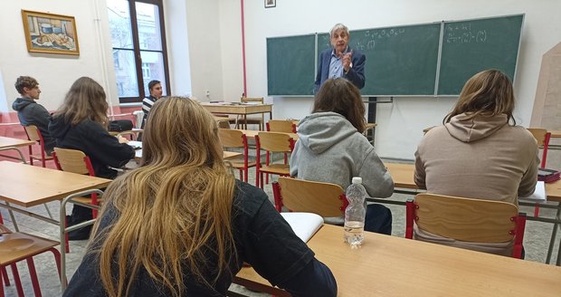Gymnázium na třídě Kapitána Jaroše v pondělí výuku nezrušilo.