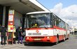 Někteří řidiči autobusů a tramvají přece jen z depa vyjeli.