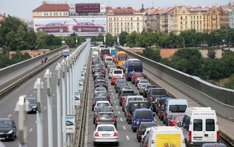 Nevyjedou vlaky, autobusy, tramvaje ani metro. Výsledek? Praha bude ucpaná a policie i přesto, že nebude blokáda, doporučuje se jí vyhnout. Už ve čtvrtek tak lidé město ve velkém opouštěli.