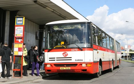 Dívky si vrah tipoval v autobusech MHD v Praze 4. Ilustrační foto
