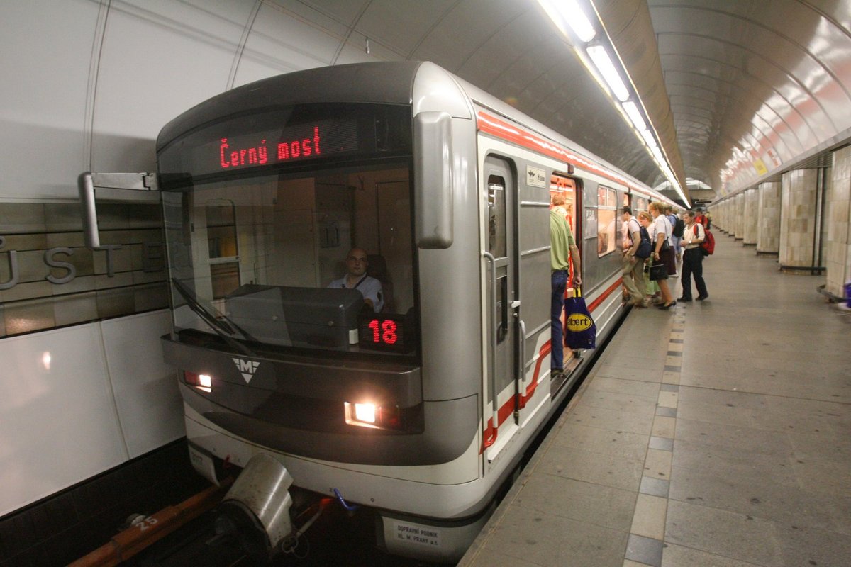 Nevyjedou vlaky, autobusy, tramvaje ani metro.