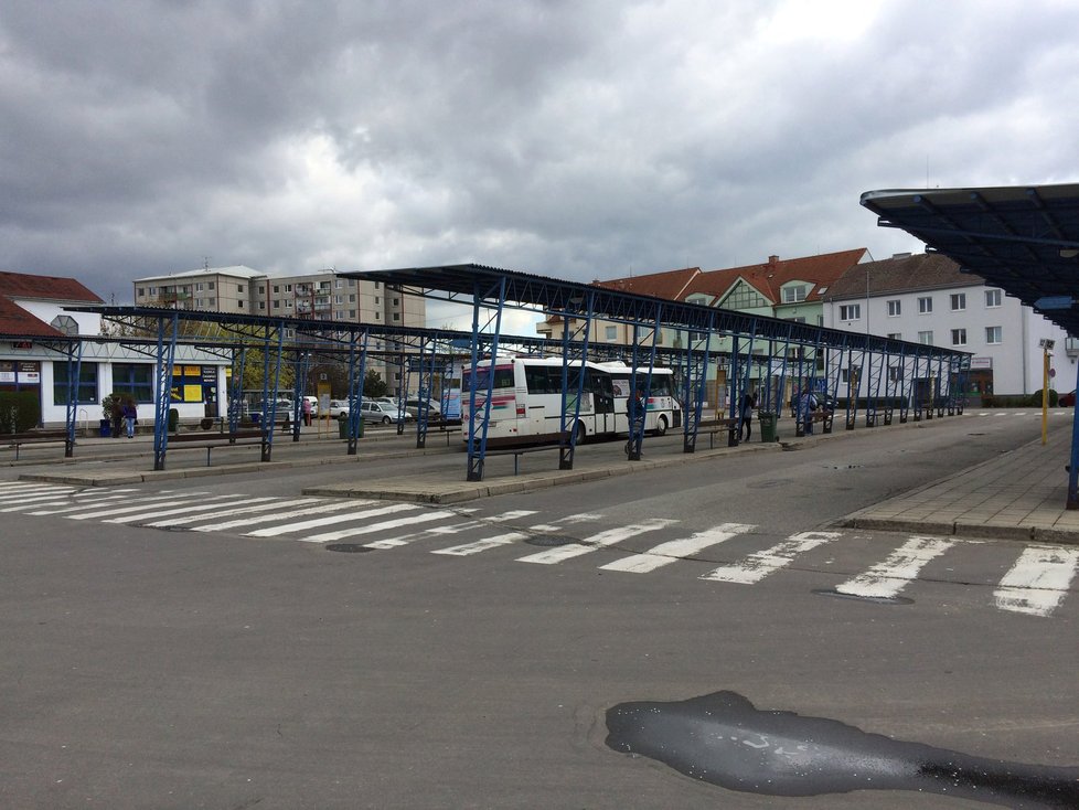 Smutný pohled na autobusové nádraží v Kyjově. Cestující v tuto chvíli nabíral pouze ČSAD Hodonín.