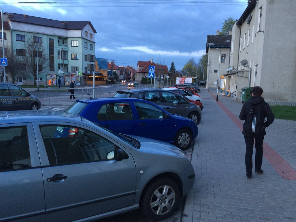 Před šestou hodinou ranní bylo parkoviště u budovy Českých drah ve Vyškově zcela zaplněné. Přespolní dnes využili k cestě do práce vlastní auta či taxíky.