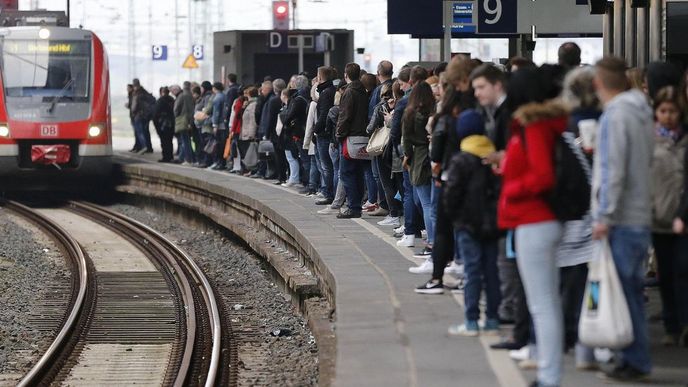 Stávka strojvůdců Deutsche Bahn: vyjely jen asi polovina místních vlaků, dálkových ještě méně