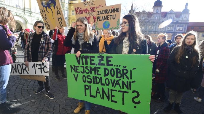 Studenti v Praze 15. března 2019 místo do škol zamířili na protestní akci, která má za cíl přimět politiky důsledněji chránit klima a snižovat emise