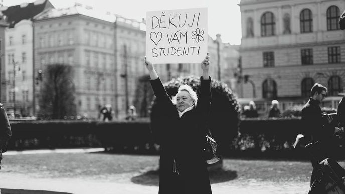 Jeden z nejsilnějších okamžiků studentské stávky se podařilo zachytit fotografce Lucii Urban u Rudolfina, kam přišla studenty podpořit starší žena s děkovným transparentem.