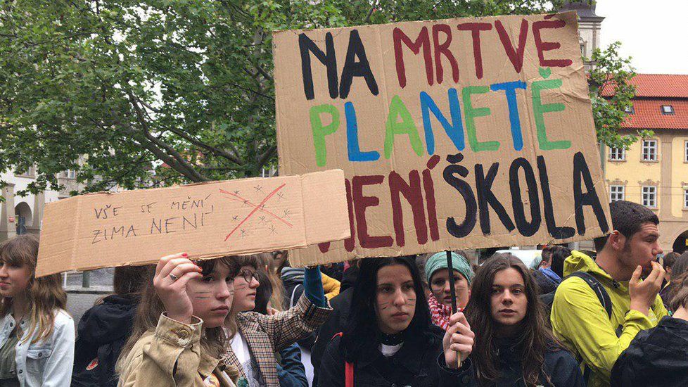 Studenti orodovali za záchranu planety Země. Vyzývali politiky, aby podnikli důležitá opatření.