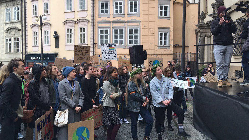 Studenti orodovali za záchranu planety Země. Vyzývali politiky, aby podnikli důležitá opatření.