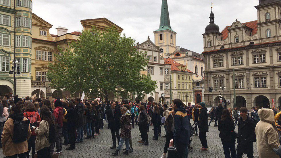 Studenti orodovali za záchranu planety Země. Vyzývali politiky, aby podnikli důležitá opatření.