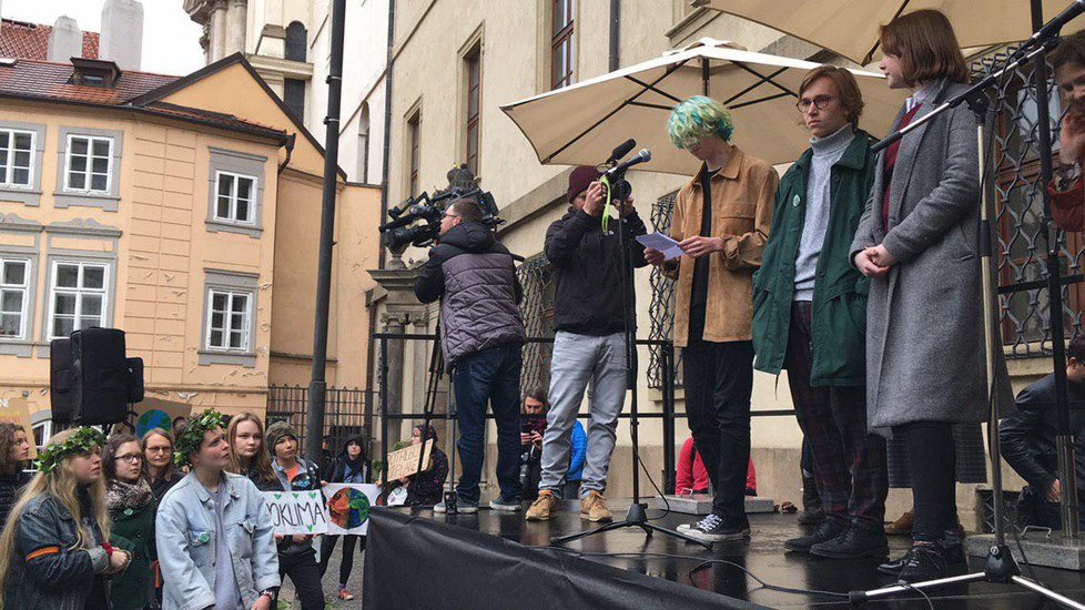 Studenti orodovali za záchranu planety Země. Vyzývali politiky, aby podnikli důležitá opatření.