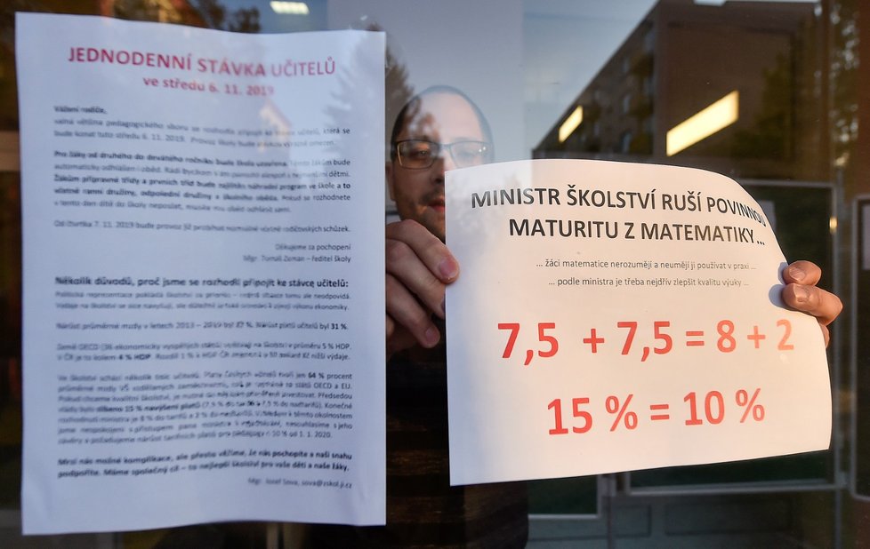 Stávka učitelů: Koordinátor stávky Josef Sova vyvěšuje informace o stávce u vchodu Základní školy Kollárova v Jihlavě, která se 6. listopadu 2019 připojila k protestu učitelů (6. 11. 2019)