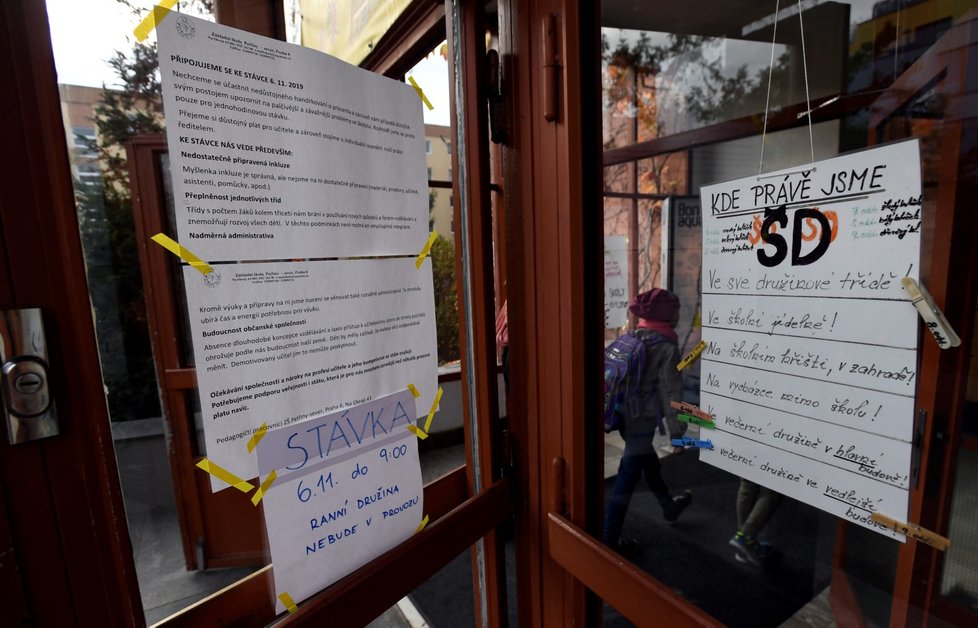 Stávka učitelů: Informace o stávce u vchodu Základní školy Petřiny v Praze, která se 6. listopadu 2019 připojila k protestu učitelů na jednu hodinu (6. 11. 2019)