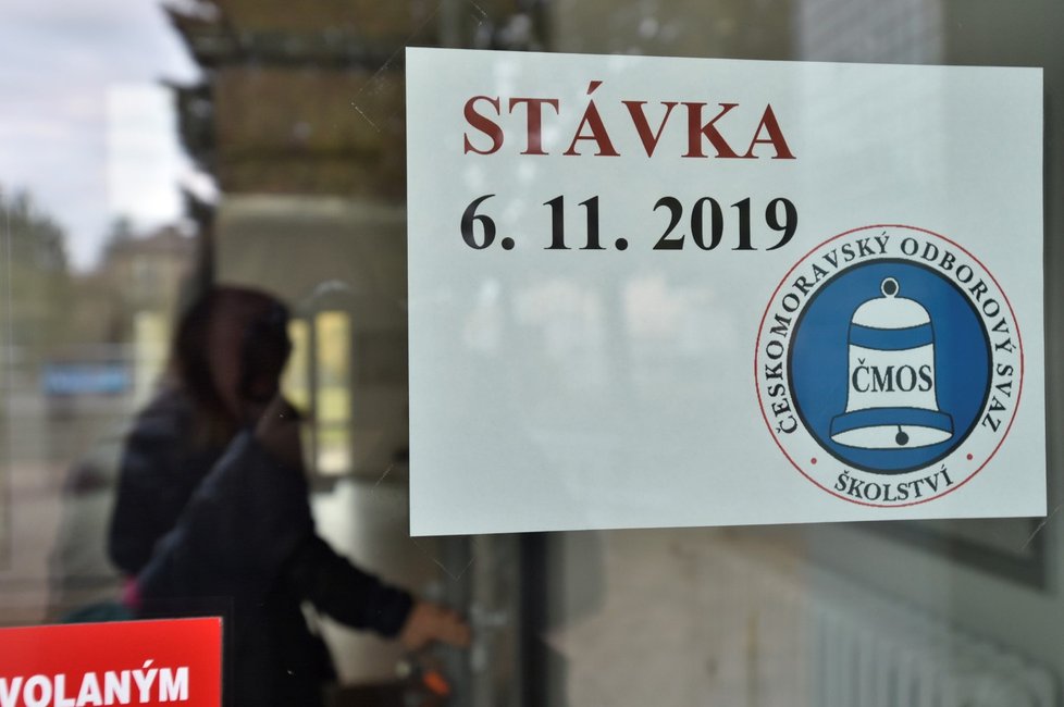 Informace o stávce u vchodu ZŠ Nad Parkem v Praze-Zbraslavi, která se 6. listopadu 2019 připojila k protestu učitelů. Ti jsou nespokojeni s výsledky vyjednávání o růstu svých platů.