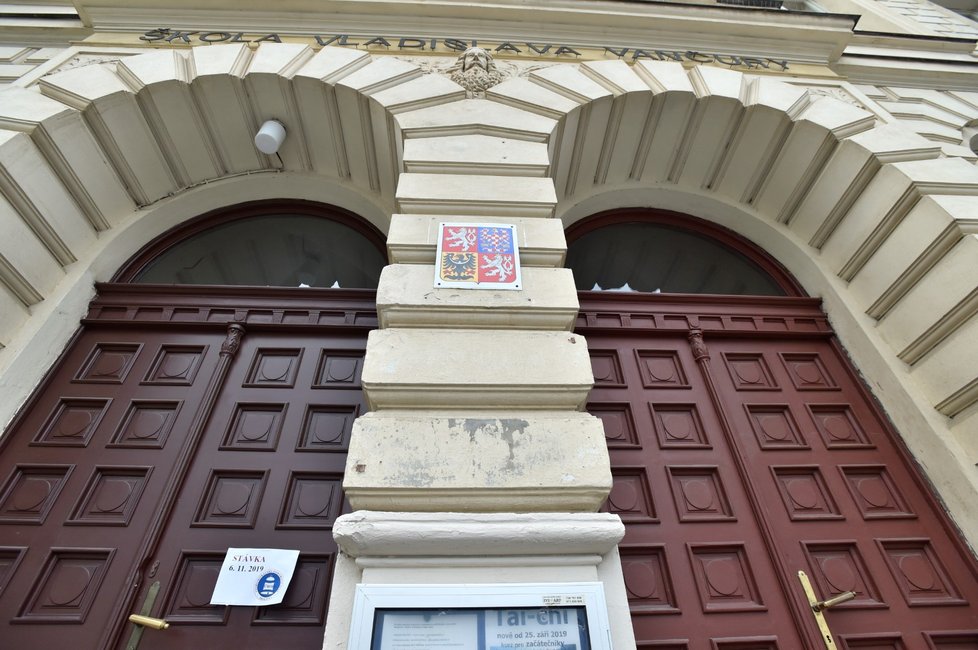 Informace o stávce u vchodu školy v Hauptově ulici v Praze-Zbraslavi, která se 6. listopadu 2019 připojila k protestu učitelů. Ti jsou nespokojeni s výsledky vyjednávání o růstu svých platů.