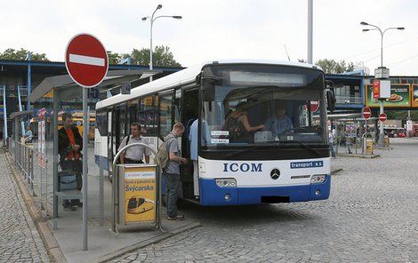 V některých krajích autobusy nevyjedou. Jinde řidiči zatím váhají...