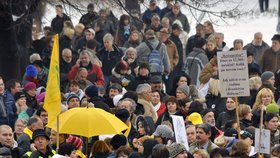 Na pražském Palackého náměstí se sešly asi dva tisíce protestujících