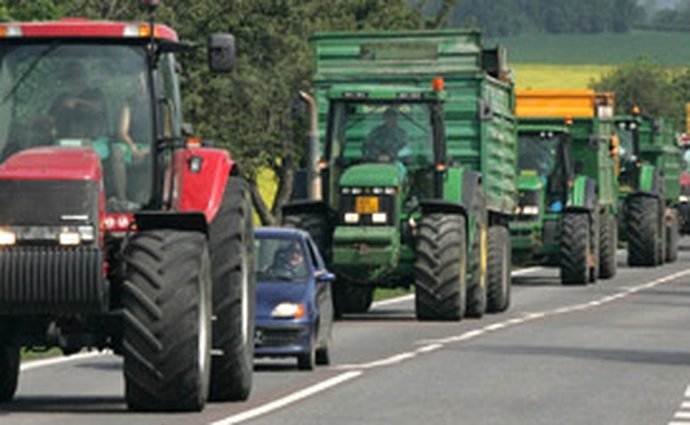 Zemědělci chystají blokádu traktory, nelíbí se jim spotřební daň z vína
