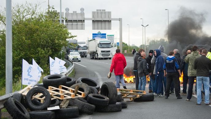 Stávkující pracovníci trajektové přepravy  v Calais