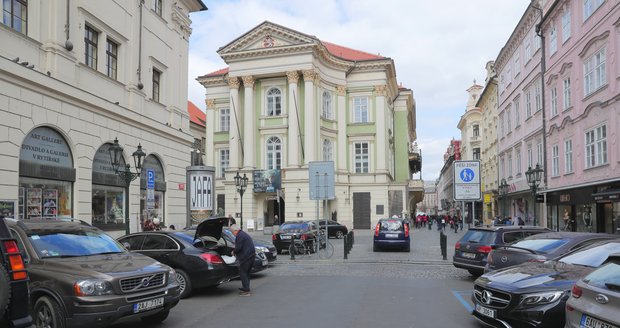 Po stopách totalitní minulosti. Víkendová vycházka zavede zájemce ke Stalinovi nebo ke Stavovskému divadlu