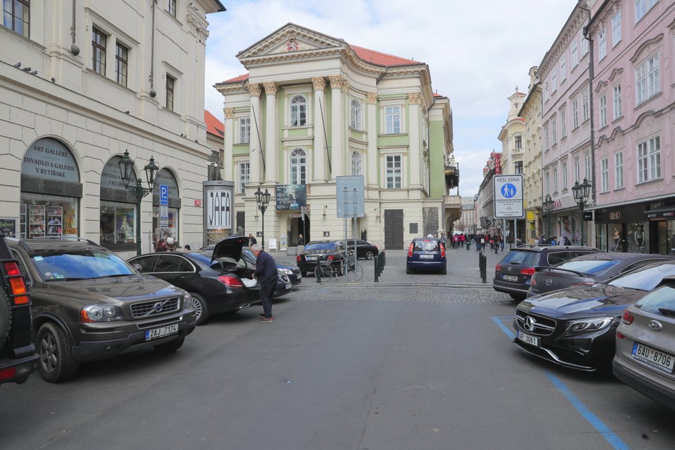 2019: Dnes je divadlo druhou scénou Národního divadla, Mozartovo období tu připomíná socha Il Commendatore umístěná u levého rohu budovy.