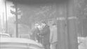 Z archivů StB: Jaroslav Seifert se svým synem Jaroslavem při příjezdu domů, ulice U Ladronky, dne 31. 10. 1984. Z archivů StB: Jaroslav Seifert se svým synem Jaroslavem při příjezdu domů, ulice U Ladronky, dne 31. 10. 1984.