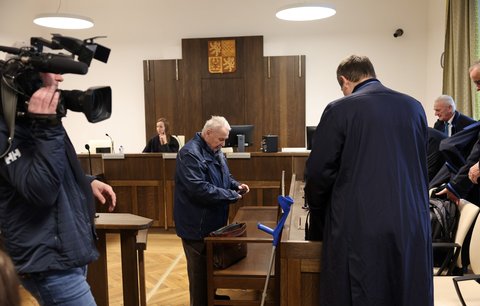 Pětici důstojníků StB hrozí až 10 let za šikanu chartisty. K soudu dorazil jen jeden z nich