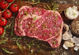 Červené maso je sice v mnoha jiných ohledech zdravé, ale z hlediska karcinogenních prvků příliš ne.