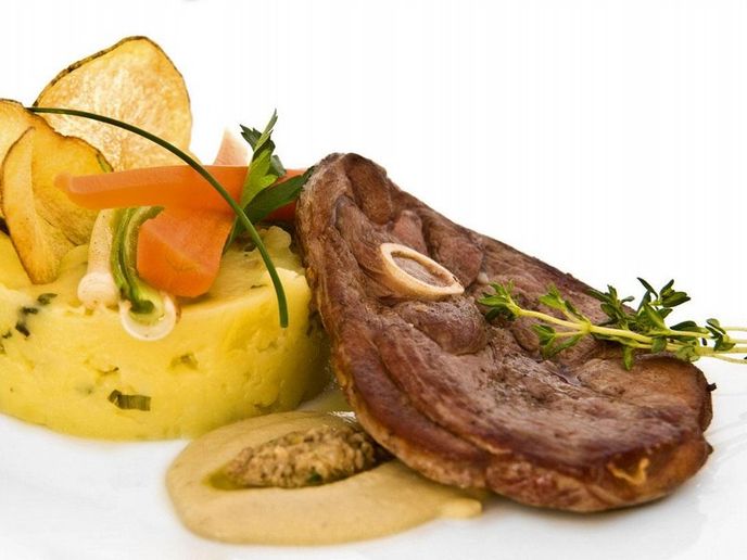 Steak z jehněčí kýty s cibulkovými bramborami, artyčovkovým veluté a ančovičkovým coulis