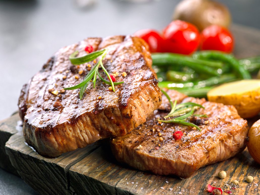 Lev se rád dobře nají a grilovaný steak mu bude naprosto vyhovovat