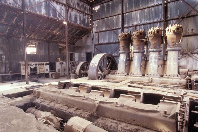 Steampunk v reálu. Uvnitř továrních hal jsou zachovány různé bizarní parní stroje, které sloužily k základnímu zpracování vytěžené horniny.