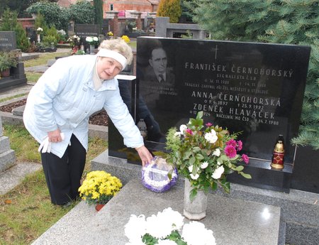 Jaroslava Hlaváčková (81) u hrobu svého otce, který ve vlaku č. 653 zahynul